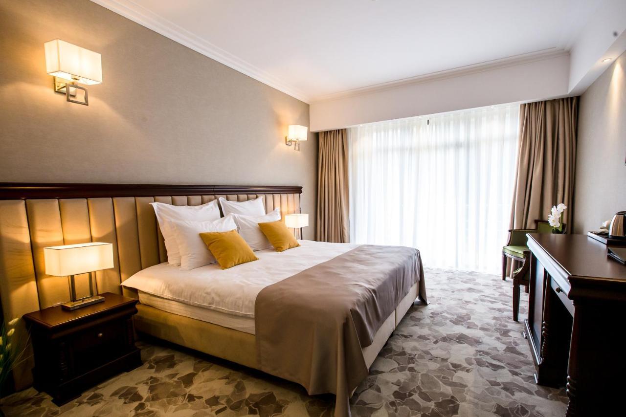 Hotel Carpat Inn Azuga Kültér fotó