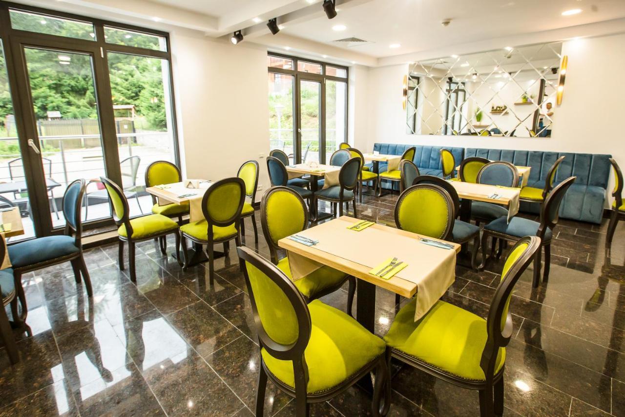 Hotel Carpat Inn Azuga Kültér fotó