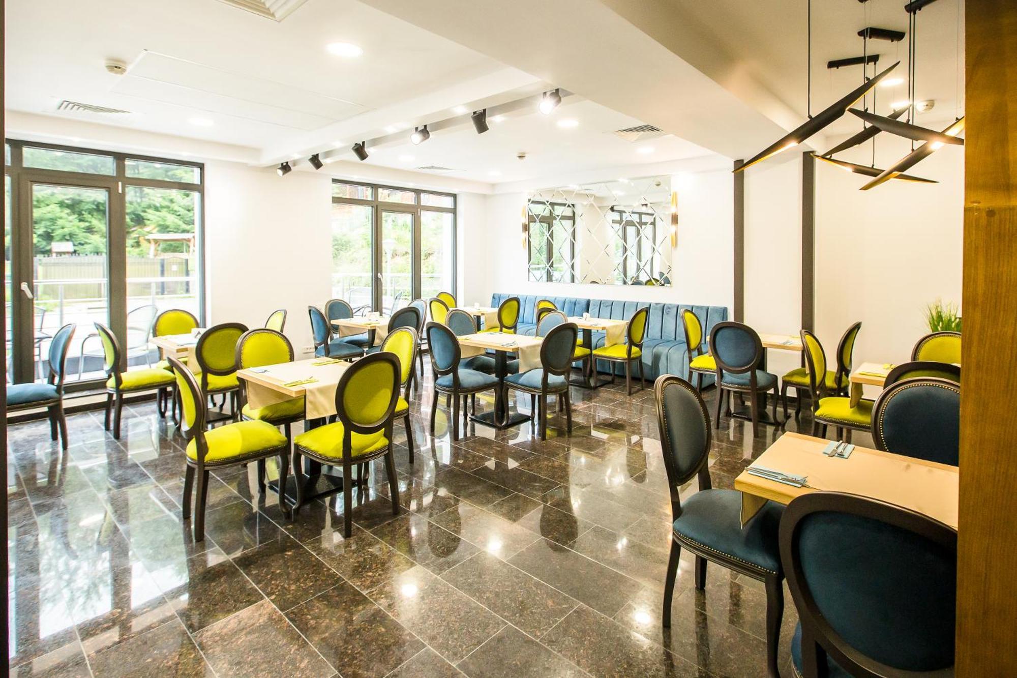 Hotel Carpat Inn Azuga Kültér fotó