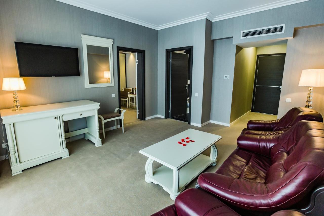 Hotel Carpat Inn Azuga Kültér fotó